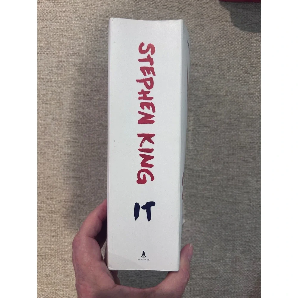 Stephen King IT Novel Paperback White Red Horror Pennywise Scribner 2016